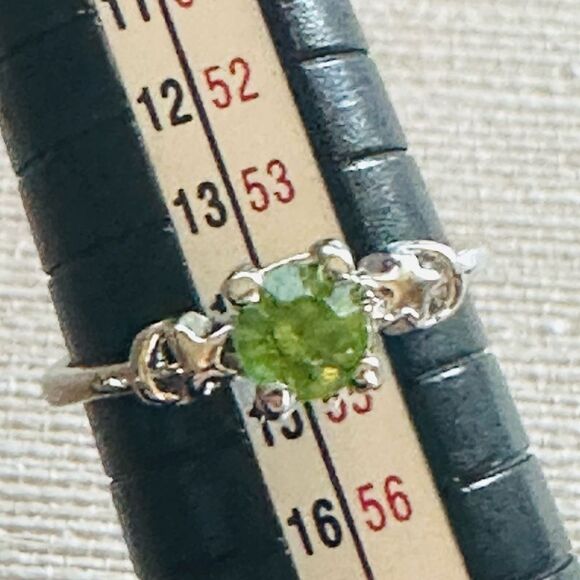 Elegant Silver Ring with Green Gemstone - Picture 5 of 6
